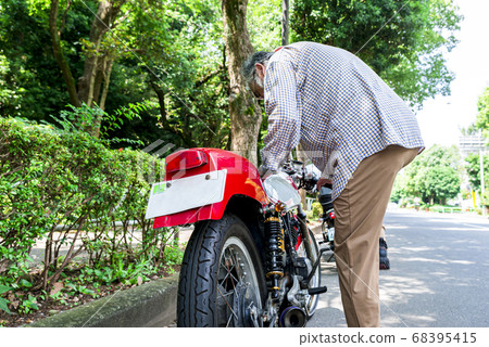 Bike life Senior rider trouble touring 68395415