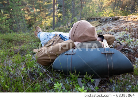 Man lies on the grass, resting at the forest relaxing 68395864