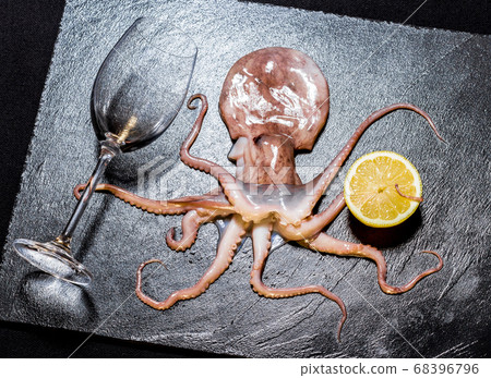 Octopus holds wine with lemon 68396796