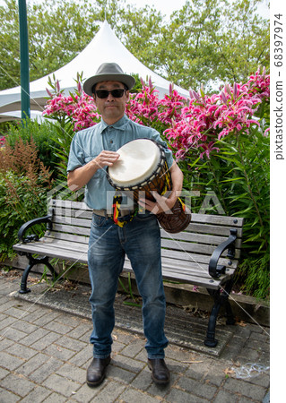 亞洲男子擊中非洲鼓非洲人站立姿勢溫哥華溫哥華溫哥華不列顛哥倫比亞省加拿大 68397974