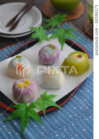 Japanese confectionery 68398171