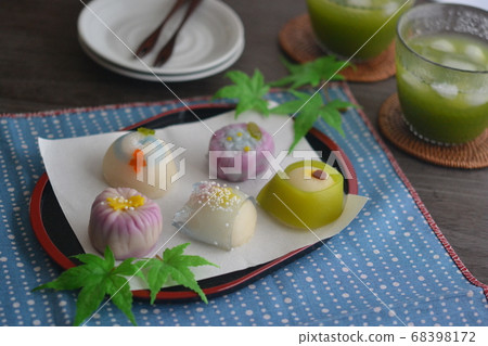 Japanese confectionery 68398172