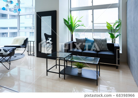 帶沙發和矮桌的客廳 68398966
