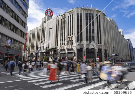 Urban scenery, crowds at Shinjuku 3-chome intersection Shinjuku-ku, Tokyo 68399656