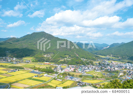 Scenery of Kamo-cho seen from the Hizumeyama Observatory, with early autumn clouds flowing over the fields 68400051