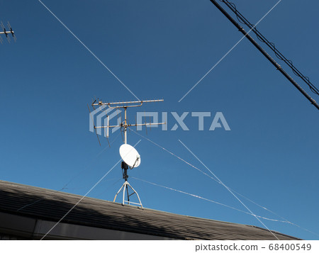 Parabolic antenna for satellite broadcasting and Yagi-Uda antenna for terrestrial broadcasting Parabolic antenna for satellite broadcasting and Yagi-Uda antenna for terrestrial broadcasting 68400549