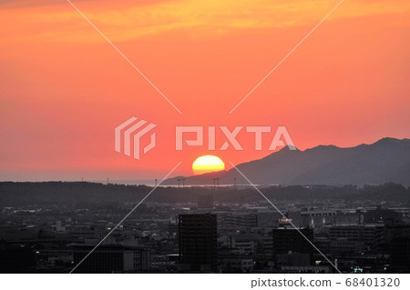 茜草紅的夕陽帶著夏日的色彩。 68401320