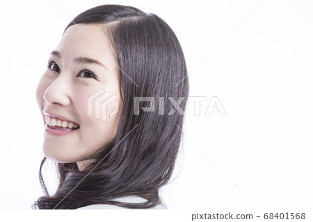 一個女人帶著微笑 一個女人帶著微笑 68401568