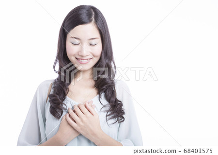 A woman praying 68401575