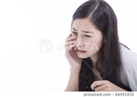 Woman crying 68401858