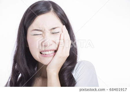 Woman suffering from toothache 68401917