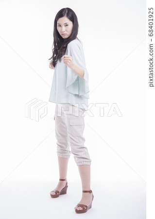 A woman punching 68401925