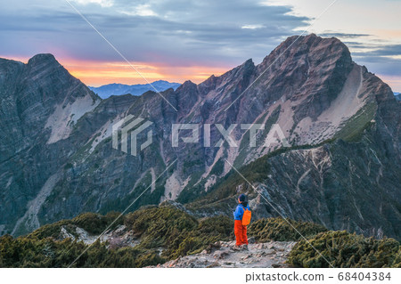 台灣百岳-玉山北峰眺望玉山主峰日出及東埔溪谷 台灣百岳-玉山北峰眺望玉山主峰日出及東埔溪谷 68404384