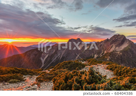 Taiwan Baiyue-Yushan North Peak, overlooking the main peak of Yushan Sunrise and Dongpu Valley Taiwan Baiyue-Yushan North Peak, overlooking the main peak of Yushan Sunrise and Dongpu Valley 68404386