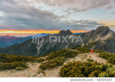 Taiwan Baiyue-Yushan North Peak, overlooking the main peak of Yushan Sunrise and Dongpu Valley 68404387