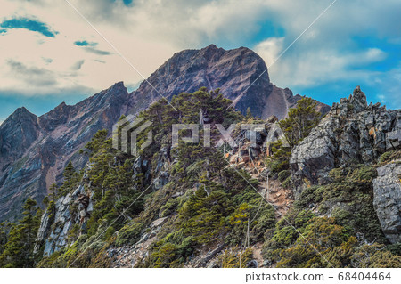 台灣百岳-玉山北峰眺望玉山主峰日出及東埔溪谷 68404464