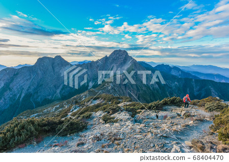 台灣百岳-玉山北峰眺望玉山主峰日出及東埔溪谷 68404470