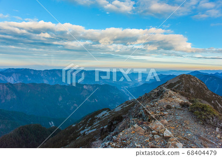 台灣百岳-玉山北峰眺望玉山主峰日出及東埔溪谷 台灣百岳-玉山北峰眺望玉山主峰日出及東埔溪谷 68404479