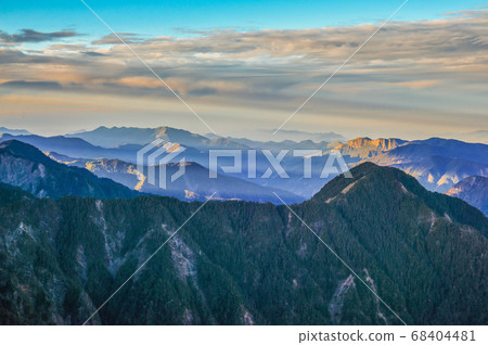 台灣百岳-玉山北峰眺望玉山主峰日出及東埔溪谷 68404481