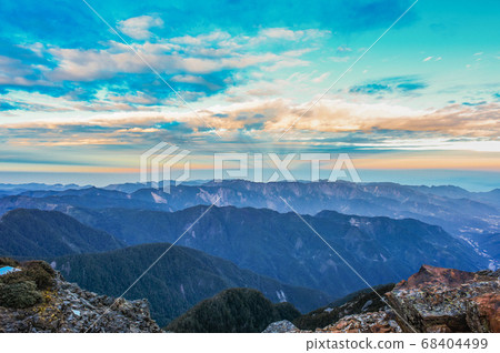 台灣百岳-玉山北峰眺望玉山主峰日出及東埔溪谷 68404499