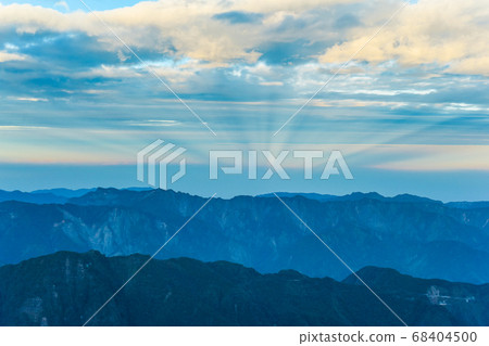 台灣百岳-玉山北峰眺望玉山主峰日出及東埔溪谷 68404500