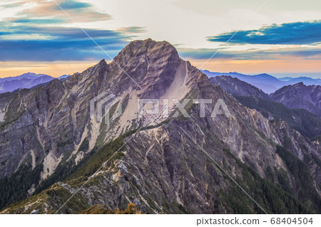 Taiwan Baiyue-Yushan North Peak, overlooking the main peak of Yushan Sunrise and Dongpu Valley 68404504