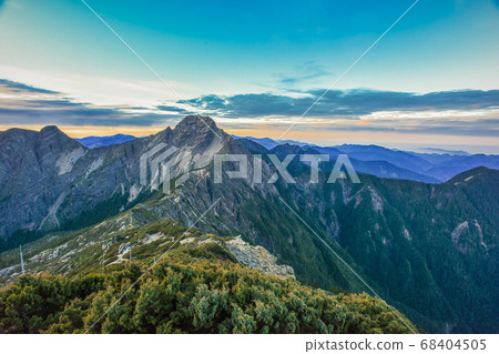 台灣百岳-玉山北峰眺望玉山主峰日出及東埔溪谷 68404505