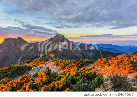 台灣百岳-玉山北峰眺望玉山主峰日出及東埔溪谷 68404507