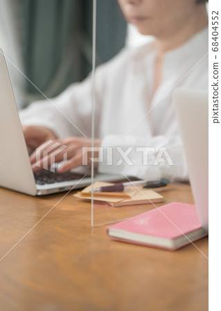 通過亞克力分區,感染控制,社交距離 通過亞克力分區,感染控制,社交距離 68404552