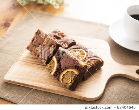 Chocolate brownies 68404646