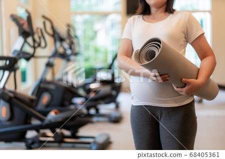 Active pregnant woman exercise in fitness center. 68405361