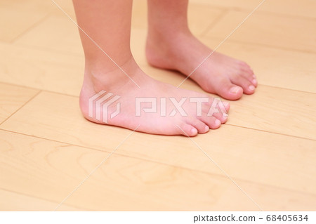 女孩赤腳 68405634