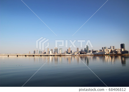 Osaka city seen from the Yodogawa / Fukushima Ward, Osaka City, Osaka Prefecture 68406812