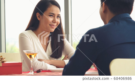 Happy romantic couple eating lunch at restaurant 68406986