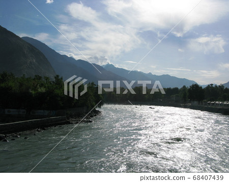 吉爾吉特河（印度河）流經巴基斯坦吉爾吉特市 68407439