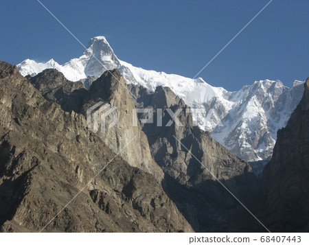 從巴基斯坦喀喇崑崙公路上看到的Urtal II Peak（7,388m） 68407443