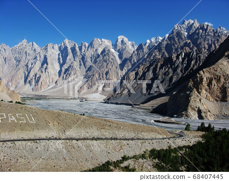 從巴基斯坦喀喇崑崙高速公路上看到的大教堂（Topopdan 6,106m） 68407445