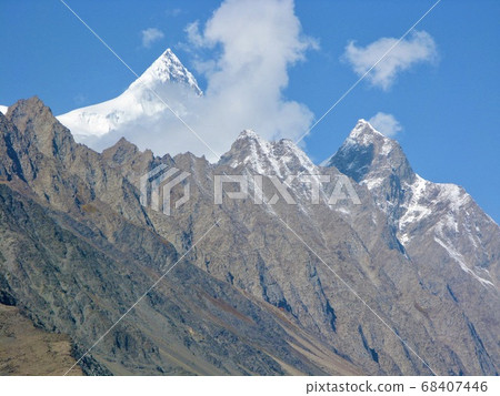 從巴基斯坦喀喇崑崙公路上看到的Sispare峰(7,611m) 從巴基斯坦喀喇崑崙公路上看到的Sispare峰(7,611m) 68407446