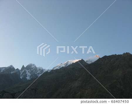 從巴基斯坦喀喇崑崙公路上看到的手指女士和Urtar 68407450