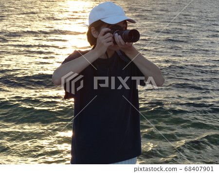 Female photographer Female photographer 68407901