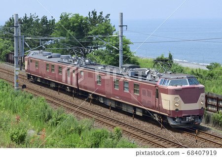 JR West electric test vehicle running on the Echigo Tokimeki Railway with the Sea of Japan in the background (Kumoya 443) 68407919