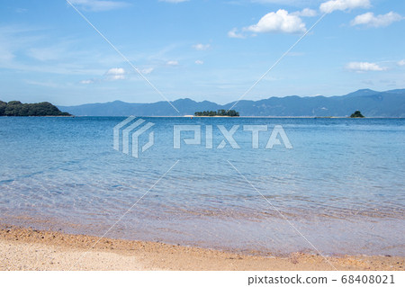Mizushima, an uninhabited island of emerald green floating in Tsuruga Bay Mizushima, an uninhabited island of emerald green floating in Tsuruga Bay 68408021