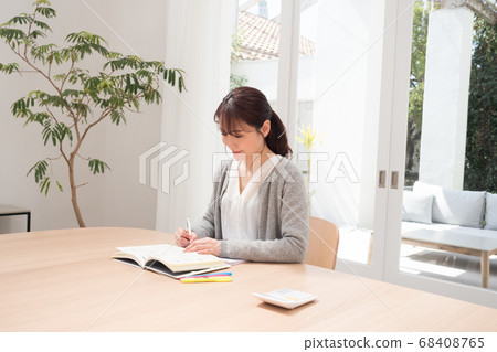 年輕女子 68408765