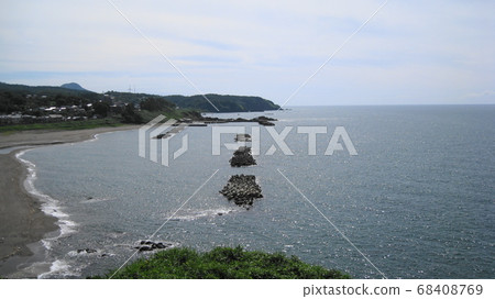 從柏崎市小森看鯨波海岸和米山 68408769