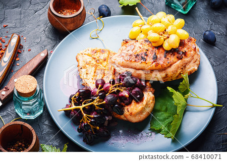 Chicken roasted steak with grapes 68410071