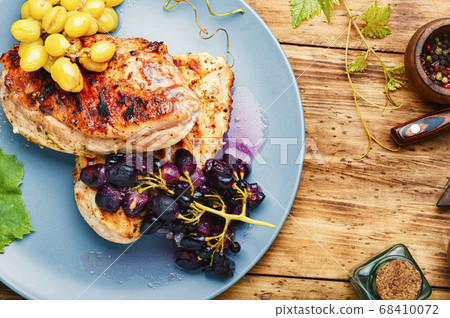Chicken roasted steak with grapes Chicken roasted steak with grapes 68410072