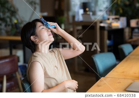 40多歲的女人用手帕擦乾汗水 68410338