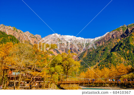 Colored leaves of Kamikochi, Kappabashi [Nagano Prefecture] 68410367