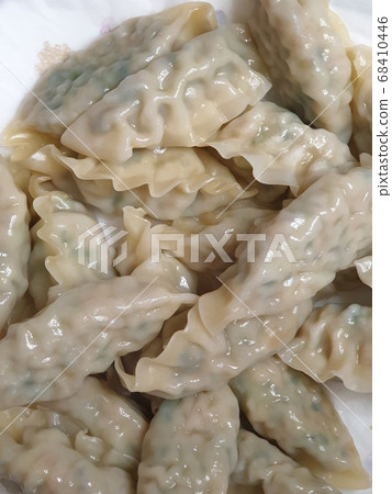 Steamed dumplings 68410446
