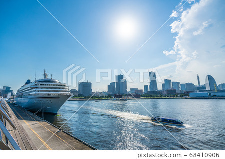 日本橫濱Osanbashi的Asuka II和“ Le Grand Blue”的橫濱城市景觀 68410906